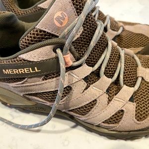 Merrell hikers, size 7.5 women’s, in excellent pre-owned condition.